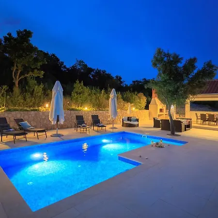 Hedera Estate, Hedera Vii *